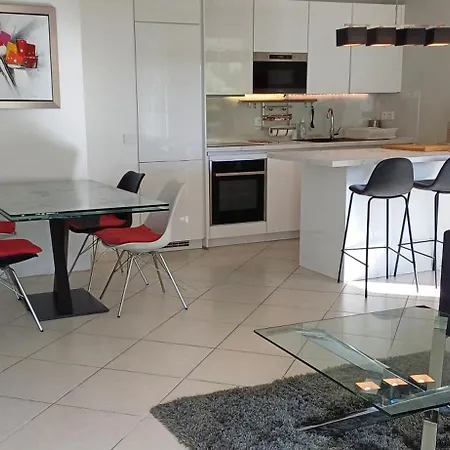 Apartment 3 Pieces Climatisees Dans Avec Piscine *